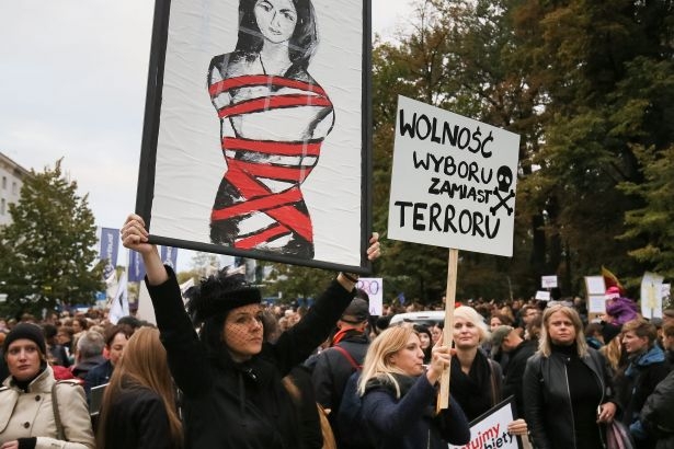 Polonya’da 6 milyon kadın kürtaj hakkı için sokağa çıktı!