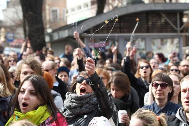 Polonya'da kadınlar eylem yaptı, kürtaj yasası iptal edildi!