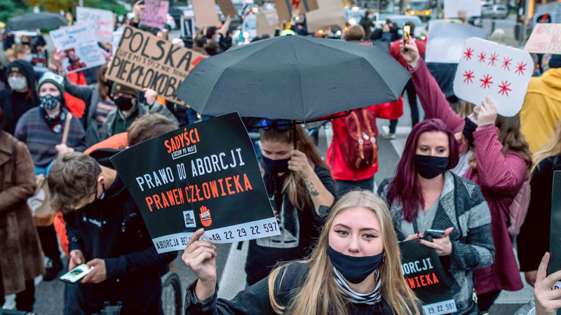 Polonya'da protesto edilen kürtaj yasağı yasası ertelendi