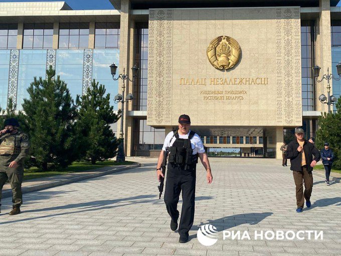 Protestolar nedeniyle Cumhurbaşkanı Lukaşenko çelik yelek giyip eline silah aldı