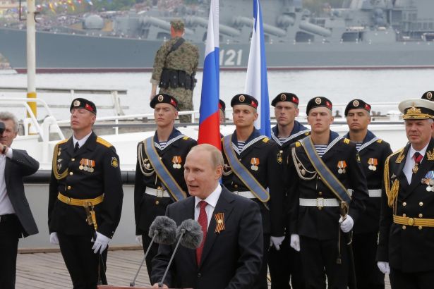 Putin: Savunma sistemlerini delip geçecek füzelere gereksinimimiz var