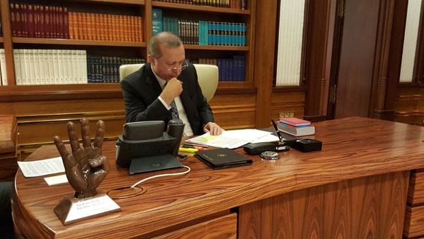 Erdoğan'ın masasında rabia heykeli!