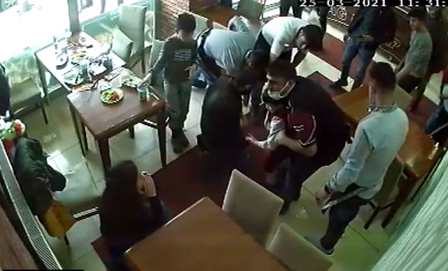 Restoran işletmecisi nefes borusuna et kaçan çocuğu kurtardı