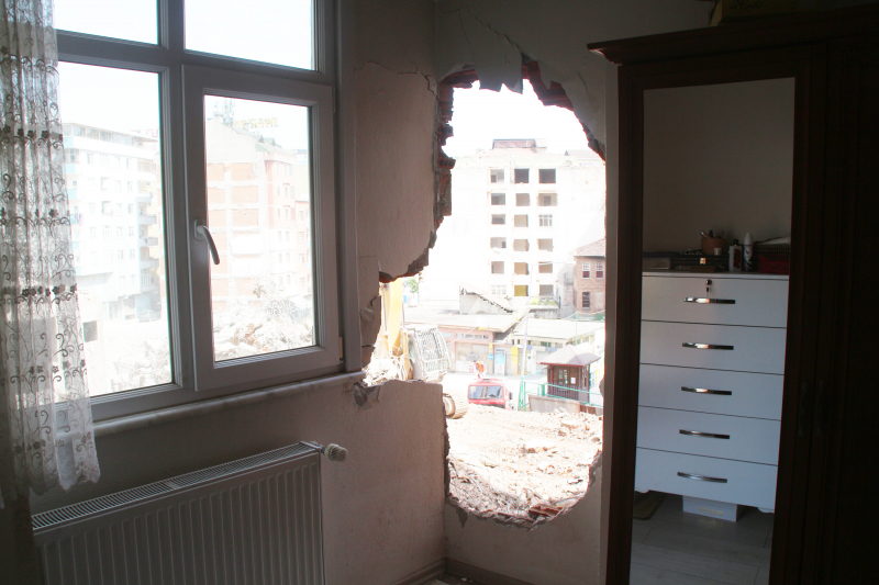 Rize'de yıkım sırasında bitişikteki evin duvarı delindi