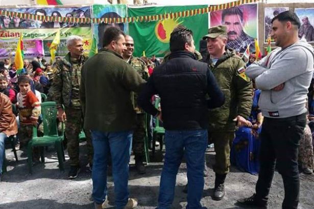 Rus askerleri Newroz kutlamasında YPG bayrakları ile poz verdi