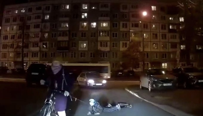 Rusya'da scooterdaki çocuğunu bisikletine bağlayan anne hakkında inceleme 
