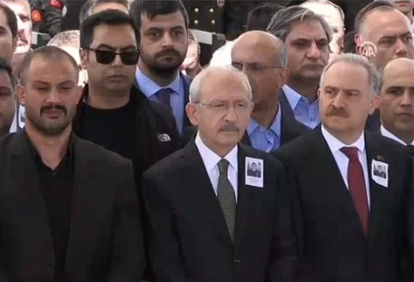 Sabah gazetesi: Cenazeye katılan Kılıçdaroğlu’nun korumaları gözaltına alındı