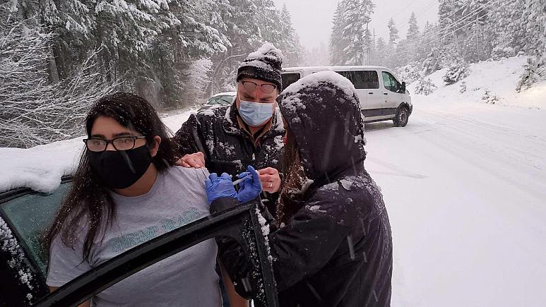 Sağlık görevlileri, ellerindeki covid-19 aşılarını yolda kalanlara yaptı 