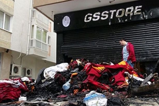 Saldırıya uğrayan Galatasaray mağazası kapatıldı