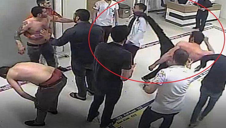 Samsun'da bir şahıs doktorun yüzüne tekme attı 