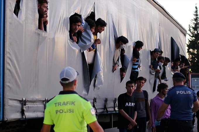 Samsun'da sıcak hava nedeniyle TIR'ın brandasını yırtan 165 göçmen yakalandı