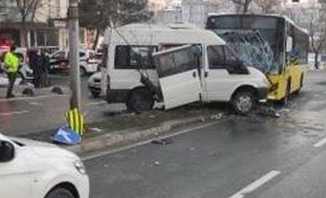Sancaktepe'de İETT otobüsüyle minibüs çarpıştı: 7 yaralı 