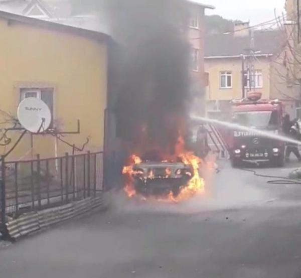 Sarıyer'de sahibinin içinde bulunduğu LPG'li otomobil yandı