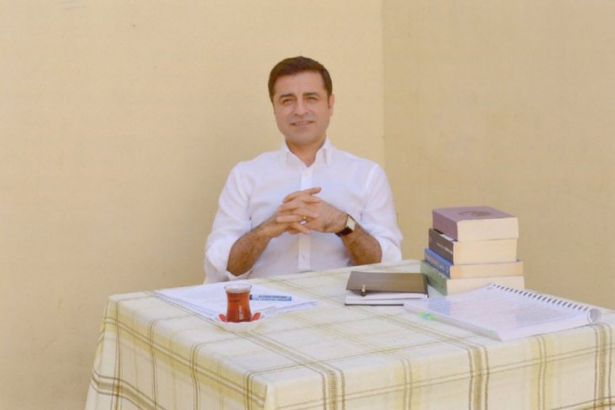 Selahattin Demirtaş'ın TRT konuşması cezaevi doktorunun odasında çekildi
