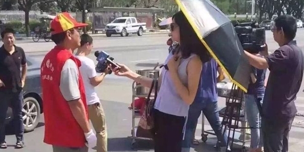 Şemsiye ve güneş gözlüğüyle röportaj yapan muhabir kovuldu!