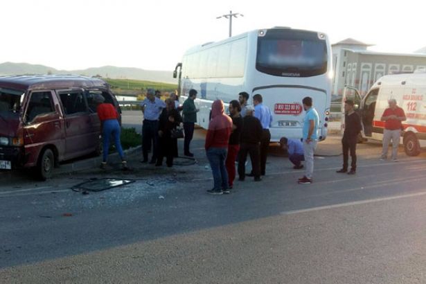  Servis minibüsüyle yolcu otobüsü çarpıştı: 10 yaralı
