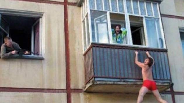 Sevgilisinin eşinden saklanırken balkondan düştü!