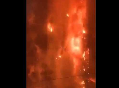 Şili'de ulaşıma yapılan zam nedeniyle halk elektrik şirketinin gökdelenini ateşe verdi