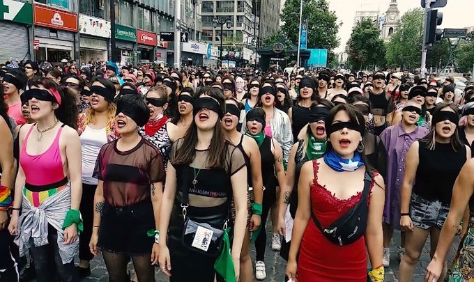 Şilili kadınların 'Tecavüzcü sensin' gösterisi yayılıyor