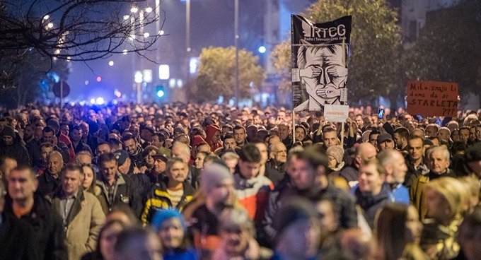 Sırbistan'da eylemciler, devlet televizyonu binası girip canlı yayına bağlanmaya çalıştı