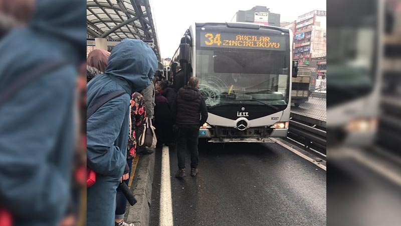 Şirinevler durağında yolcuya metrobüs çarptı