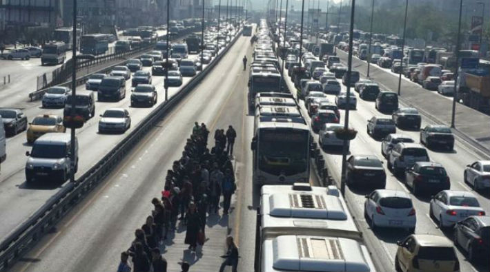 Şirinevler'de metrobüs arızalandı, yolcular yürümek zorunda kaldı