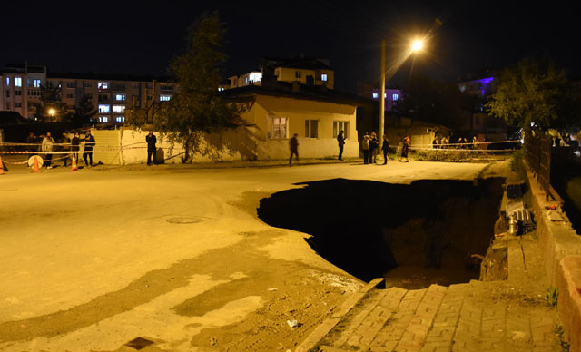Sivas'ta yol çöktü, 22 metrelik çukur oluştu 