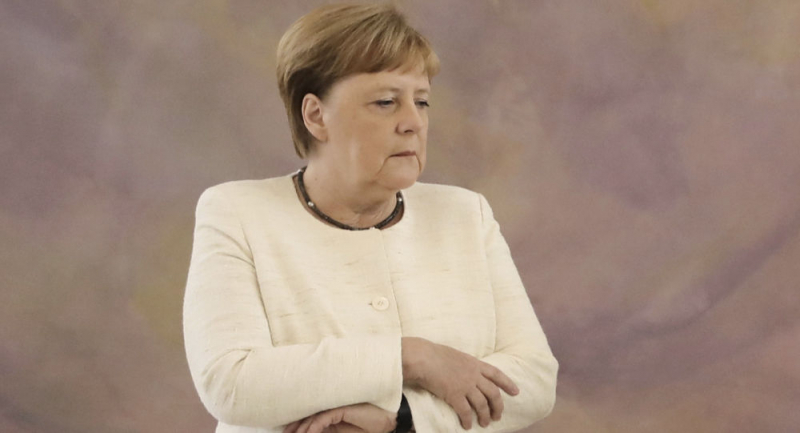 Sıvı kaybı teşhisi konulan Merkel canlı yayında titredi