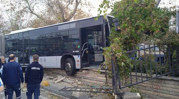 Söğütlüçeşme'de yoldan çıkan metrobüs, Kadıköy Belediyesi'nin duvarına çarptı