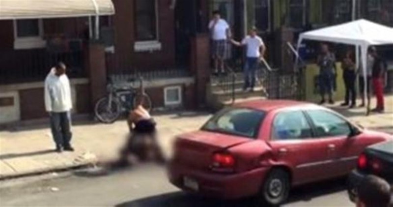 Sokak ortasında dövülen kadını yarım saat boyunca seyrettiler!