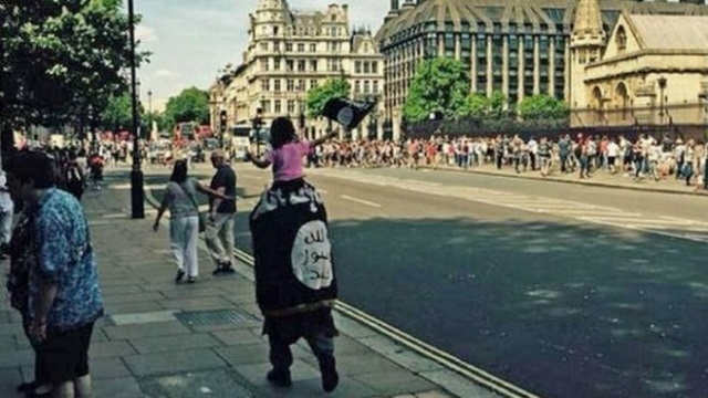 Sokakta IŞİD bayrağıyla dolaştı!
