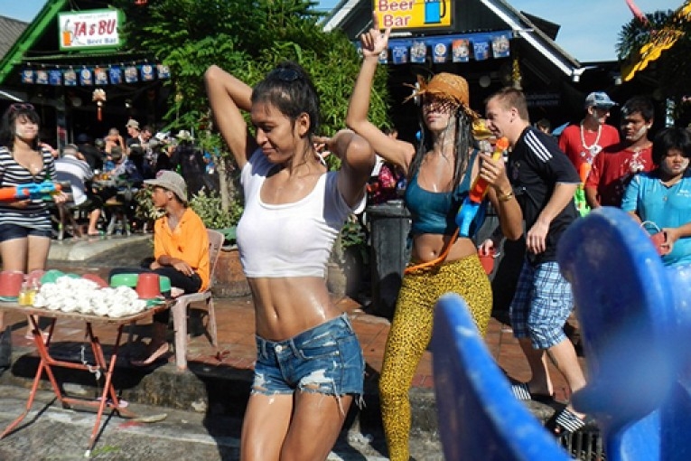 Songkran'da seksi kıyafet giyen kadınlar tutuklanacak!