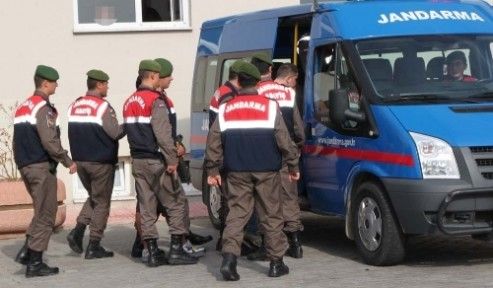 Sosyal medyada PKK'yı övdüğü gerekçesiyle jandarma yurdu bastı