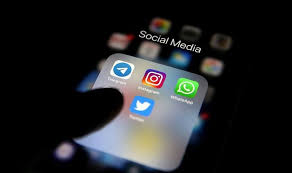'Sosyal medyada siyasetçileri eleştiren paylaşımlar, pozitif paylaşımlardan iki kat hızlı yayılıyor'