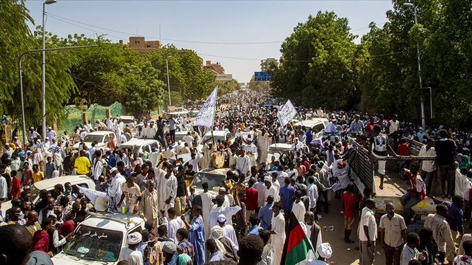 Sudan'da binlerce kişi hükümetin feshi talebiyle Cumhurbaşkanlığı Sarayı önünde toplandı