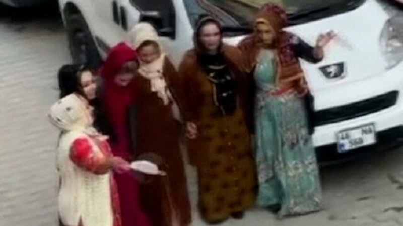 Sultangazi'de maskeleri mendil yapıp halay çektiler