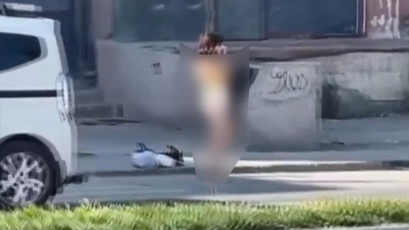 Sultangazi'de yol kenarında soyunan çıplak kadın, kazaya neden oldu!