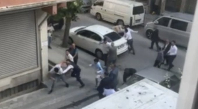 Sultangazi'nin üç farklı mahallesinde sokak kavgası: 2 kişi yaralandı