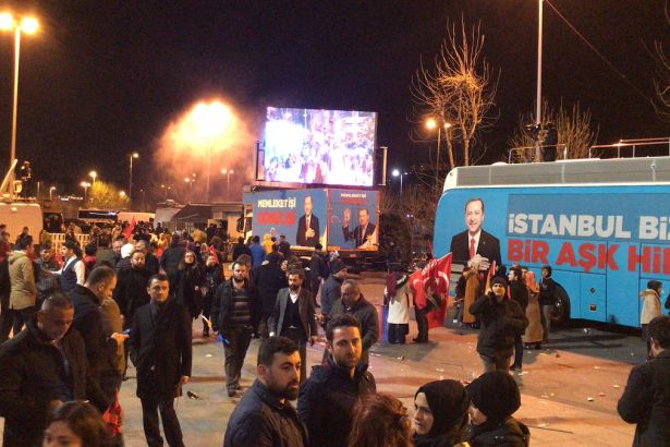 Sümer: 'Binali Yıldırım'ın canlı yayını iptal oldu, AKP önündeki kalabalık dağıldı'