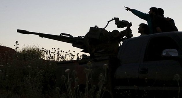 Suriye: Türkiye cihatçılara petrol karşılığında silah veriyor!