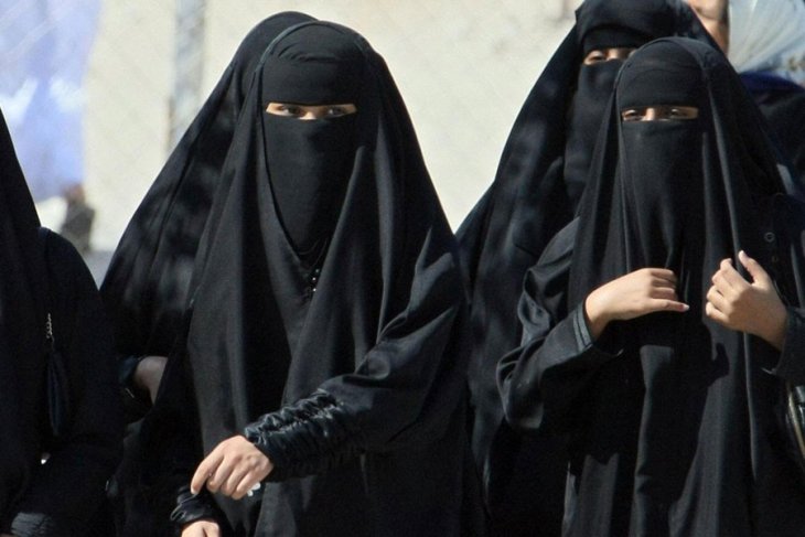 Suudi Arabistan Prensi: Kadınlar 'edepli' giyindikleri sürece çarşaf giymek zorunda değil