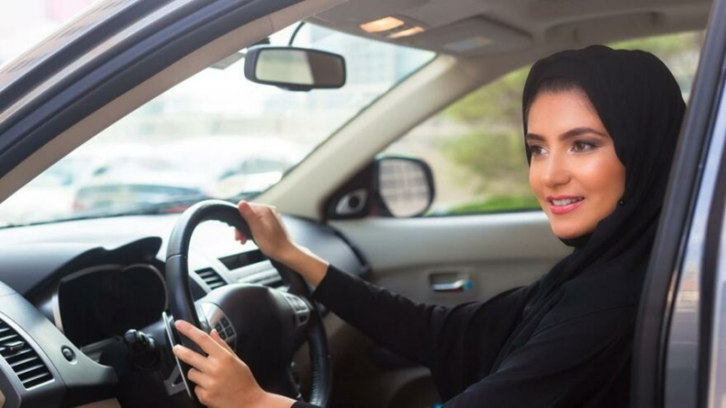 Suudi Arabistan’da 17 yaşındaki genç kadınlara araç kullanma izni