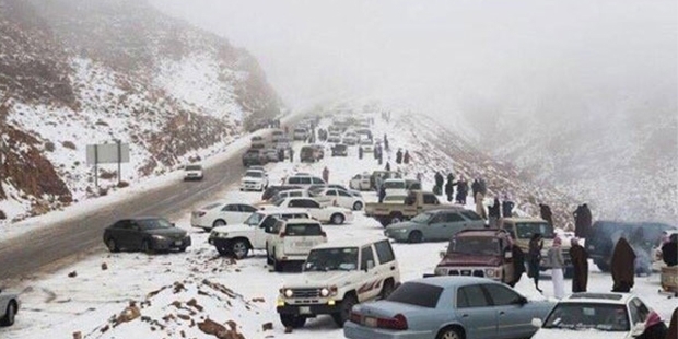 Suudi Arabistan'da çöle kar yağdı