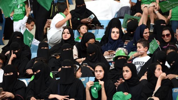 Suudi Arabistan'da kadınların araba kullanmasına izin verilecek