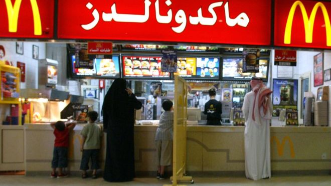 Suudi Arabistan'da kadınlar artık restoranlara erkeklerle aynı kapıdan girebilecek