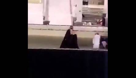 Suudi veliaht Prens Selman Kabe'nin çatısına çıktı