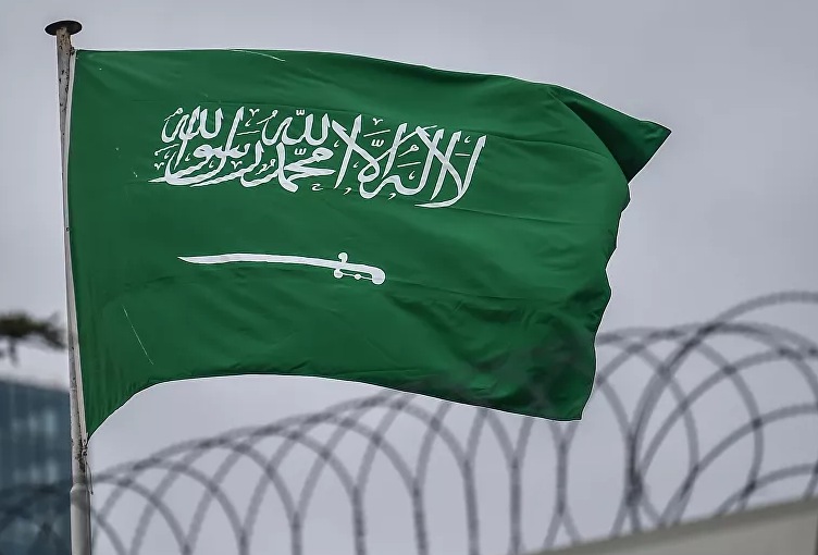 Suudi yazar: Şiddete karşı olduğumuzu göstermek için kılıç bayrağımızdan kaldırılsın