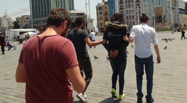 Taksim'de 'kışlık mont' giyen kişi gözaltına alındı