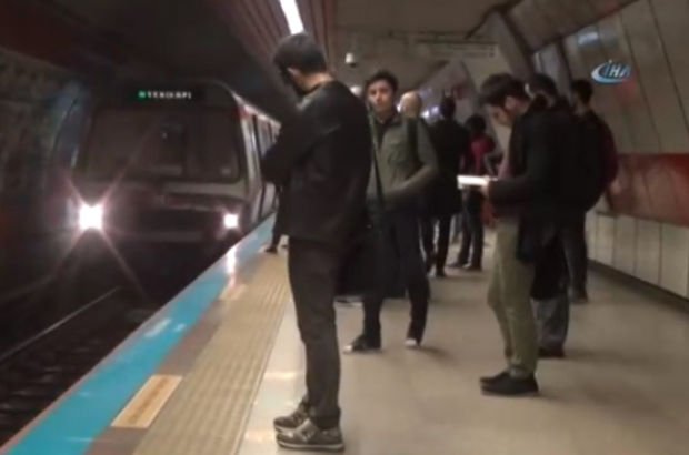 Taksim’de yaşlı adamın ayağı metroya sıkıştı