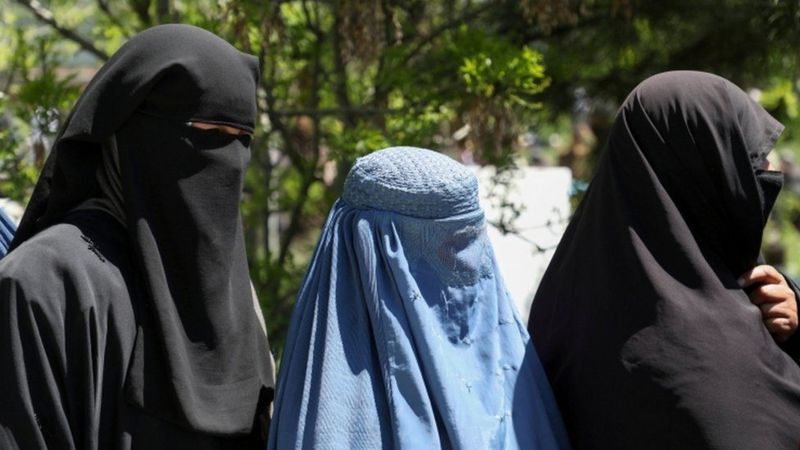 Taliban: Güçlerimiz kadınlarla nasıl konuşulacağını bilmiyor, bir süre evden çıkmayın